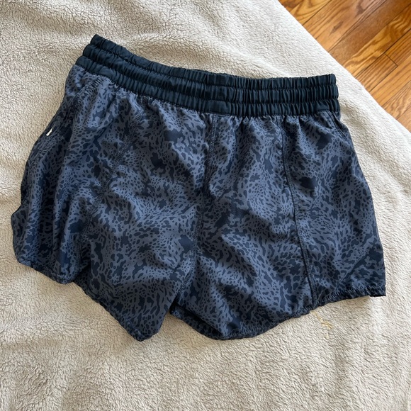 Vuori Women’s Navy Leopard Dash Shorts Medium - Picture 3 of 5